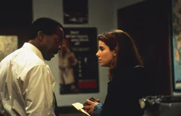 Angela Bennett (Sandra Bullock, re.).
