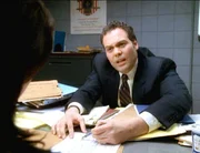 Robert Goren (Vincent D'Onofrio) verhört die Ex-Freundin (Cara Buono) des Ermordeten. Was hat sie zu verbergen? Robert Goren (Vincent D'Onofrio) verhört die Ex-Freundin (Cara Buono) des Ermordeten. Was hat sie zu verbergen?