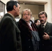 Onkel Ludwig (Günther Strack) ist verhaftet worden - gegen ihn liegt ein Haftbefehl vor, der den Drombuschs noch einige Sorgen bereiten wird.