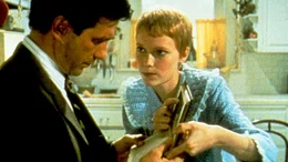 Rosemarie (Mia Farrow) erz&auml;hlt ihrem Mann Guy (John Cassavetes) von ihren Vermutungen.