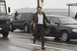 Als sein wichtigster Zeuge am Berliner Hauptbahnhof ermordet wird, wird Interpol-Agent Louis Salinger (Clive Owen) klar, dass er dem m&auml;chtigen Bankenkonsortium IBBC nur jenseits rechtlicher Grenzen beikommen kann ...