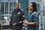 Sergeant Wade Grey (Richard T. Jones, l.) arbeitet mit dem verdeckten Ermittler Robert Ortiz (Antonio Jaramillo, r.) für eine Razzia zusammen. Sergeant Wade Grey (Richard T. Jones, l.) arbeitet mit dem verdeckten Ermittler Robert Ortiz (Antonio Jaramillo, r.) für eine Razzia zusammen.