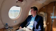 Unternehmer Julien Backhaus reist im Privatjet.