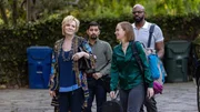 Deborah (Jean Smart, l.) l&auml;dt Ava (Hannah Einbinder, 2.v.r.), Marcus (Carl Clemons-Hopkins, r.) und Damien (Mark Indelicato, 2.v.l.) in ihre luxuri&ouml;se Zweitvilla in Los Angeles ein &ndash; der perfekte Ort, um ihr mit Spannung erwartetes Stand-up-Special zu planen. Doch zwischen Palmen und Pool brodelt es bald nicht nur kreativ.