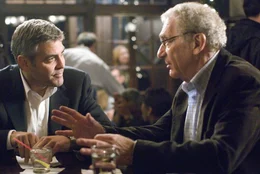 L-R: Michael Clayton (George Clooney) und Marty Bach (Sydney Pollack)