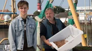 Krabbenfischer Knud L&uuml;hr (Axel Prahl) und sein "verlorener" Sohn Lenny (Jonas Nay), der &uuml;berraschend aus Hamburg zur&uuml;ck kehrt.