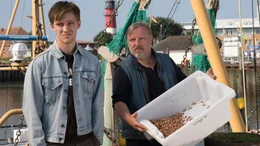 Krabbenfischer Knud L&uuml;hr (Axel Prahl) und sein "verlorener" Sohn Lenny (Jonas Nay), der &uuml;berraschend aus Hamburg zur&uuml;ck kehrt.