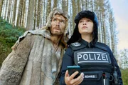 Dominik (Lion Russell Baumann, li.) und Mette (Anne Fischer) versuchen die Vermissten zu orten.