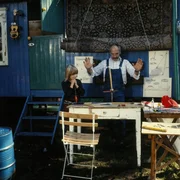 Peter und die Kinder bauen verschiedene Musikinstrumente. So entsteht aus einem Topf, einem Besen und Schnur ein Topf-Baß.