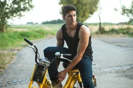 ARD Degeto MEIN WILDES HERZ - ALLES AUF SIEG, am Samstag (30.05.20) um 20:15 Uhr im ERSTEN. Samy (Emilio Sakraya) ist Janas bester Freund. &copy; ARD Degeto/Neue Sch&ouml;nhauser Filmproduktion, honorarfrei - Verwendung gem&auml;&szlig; der AGB im engen inhaltlichen, redaktionellen Zusammenhang mit genannter Degeto-Sendung und bei Nennung "Bild: ARD Degeto/Neue Sch&ouml;nhauser Filmproduktion" (S2+). ARD Degeto/Programmplanung und Presse, Tel: 069/1509-335, degeto-presse@degeto.de