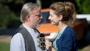Knud (Axel Prahl) will, dass seine Freundin Nadja (Judith Rosmair) im Shanty-Traditionschor mitsingt.