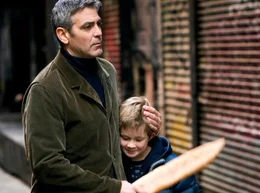 Michael (George Clooney, li.) sieht seinen Sohn Henry (Austin Williams) viel zu selten.
