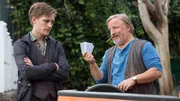 Wie der Vater, so der Sohn: Knud (Axel Prahl) und Lenny (Jonas Nay) lassen sich ungern in die Karten schauen.