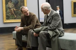 Beim Treffen zwischen dem Berater des Bankvorstands Oberst Wilhelm Wexler (Armin Mueller-Stahl, r.) und dem Consultant (Br&iacute;an F. O&rsquo;Byrne, l.) kommen einige interessante Fakten ans Licht. Doch das Gespr&auml;ch ist nur von kurzer Dauer, denn ein Killerkommando r&uuml;ckt an.