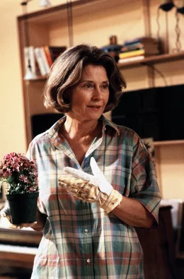 Angelas Mutter (Diane Baker) pflegt liebevoll ihre Blumen, sie leidet an Alzheimer und ist ihrer Tochter bei der Kl&auml;rung ihrer Identit&auml;t keine gro&szlig;e Hilfe.