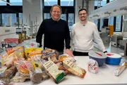 Lebensmitteltechnologe Dr. Acir (r.) von der Universität Bonn und Björn Freitag nehmen die Zutatenlisten der Aufbackbrötchen unter die Lupe.