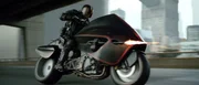 Judge Dredd (Karl Urban) macht sich mit seinem Motorrad auf den Weg zu einem Einsatz in Mega City One.