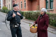 Der Bezirksschornsteinfeger Thomas Brändle (Bernd Kaczmarek, l.) war bei Anwohnern (Komparsin) und Kollegen beliebt und gern gesehen. Als er jedoch nach einem Sturz vom Dach tot aufgefunden wird, ist schnell klar: Das war kein Unfall. Der Bezirksschornsteinfeger Thomas Brändle (Bernd Kaczmarek, l.) war bei Anwohnern (Komparsin) und Kollegen beliebt und gern gesehen. Als er jedoch nach einem Sturz vom Dach tot aufgefunden wird, ist schnell klar: Das war kein Unfall.