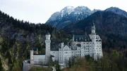 Das Märchenschloss von Ludwig II. von Bayern liegt malerisch im Voralpenland auf einem Bergrücken. Das Märchenschloss von Ludwig II. von Bayern liegt malerisch im Voralpenland auf einem Bergrücken.