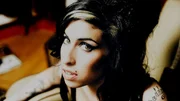 Ein letzter Blues: Auf den fr&uuml;hen Erfolg folgt der private Absturz. Mit 27 stirbt Amy Winehouse an einer Alkoholvergiftung.