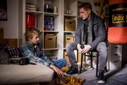 Dominik Morgenstern (Joscha Kiefer, r.) befragt Alex Albrecht (Marvin W. Jones, l.) in dessen Zimmer. Dominik Morgenstern (Joscha Kiefer, r.) befragt Alex Albrecht (Marvin W. Jones, l.) in dessen Zimmer.