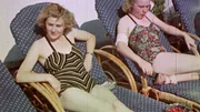 Eva Braun und eine Freundin beim Sonnenbaden.