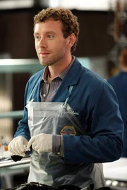 Hodgins (T.J. Thyne) untersucht die Leiche eines Mannes, der anscheinend für den mysteriösen Inhalt seines Aktenkoffers ermordet wurde. Hodgins (T.J. Thyne) untersucht die Leiche eines Mannes, der anscheinend für den mysteriösen Inhalt seines Aktenkoffers ermordet wurde.