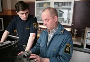 Der Kriminaltechniker Nyberg (Mats Bergman, rechts) und sein junger Kollege Pontus (Sverrir Gudnason) untersuchen den Motor einer frisierten Rennmaschine, die für den Drogenschmuggel verwendet wurde. Der Kriminaltechniker Nyberg (Mats Bergman, rechts) und sein junger Kollege Pontus (Sverrir Gudnason) untersuchen den Motor einer frisierten Rennmaschine, die für den Drogenschmuggel verwendet wurde.