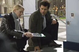 Schon bald m&uuml;ssen der Interpol-Agent Louis Salinger (Clive Owen, r.) und die New Yorker Staatsanw&auml;ltin Eleanor Whitman (Naomi Watts, l.) erkennen, dass die m&auml;chtige International Bank of Business and Credit (IBBC) mit dem Geld ihrer Kunden Kriege und Terroraktionen finanziert ...