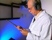 Der Forensiker T. Johnson untersucht die potentielle Tatwaffe. Der Forensiker T. Johnson untersucht die potentielle Tatwaffe.