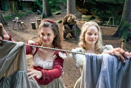 Der B&auml;r hat sich von seiner Verletzung erholt und geniesst das Zusammenleben mit Schneewei&szlig;chen (Sonja Gerhardt, rechts) und Rosenrot (Liv Lisa Fries, links).