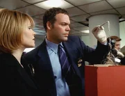 Goren (Vincent D'Onofrio) und Eames (Kathryn Erbe) untersuchen eine ungewöhnliche Kuriersendung; im Paket befindet sich der abgetrennte Kopf einer Frau. Goren (Vincent D'Onofrio) und Eames (Kathryn Erbe) untersuchen eine ungewöhnliche Kuriersendung; im Paket befindet sich der abgetrennte Kopf einer Frau.