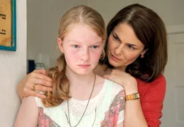 Judith (Barbara Auer) muntert ihre Tochter Mona (Stefanie Amarell) in einer schwierigen Situation auf.