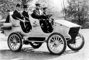 Weißer Dampfwagen 1902. Aufnahme von 1903. Genaues Datum unbekannt. Weißer Dampfwagen 1902. Aufnahme von 1903. Genaues Datum unbekannt.