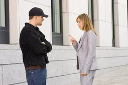 Die Psychotherapeutin Madolyn (Vera Farmiga) ist die einzige Person, der Billy (Leonardo DiCaprio) vertrauen kann.