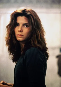 Angela (Sandra Bullock) wurde nicht nur die elektronische Identit&auml;t gestohlen, auch ihr Strafregister wurde manipuliert. So ist ihr nicht nur der Profikiller Jack Devlin, sondern auch die Polizei auf den Fersen.