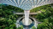 Der h&ouml;chste Indoor-Wasserfall der Welt im spektakul&auml;ren Neubau &bdquo;The Pearl&ldquo; in Singapur