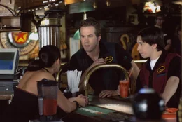 Monty (Ryan Reynolds, m.); Dean (Justin Long, r.)