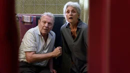 Gefangen im eigenen Badezimmer: Gro&szlig;vater Joop (Hubert Fermin) muss sich mit Ehefrau Trudy (Truus te Selle) vor Ed verstecken.