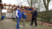 Lothar (li.), Michael und Chris (re.) wollen herausfinden, welche Teile des Hauses vor dem Abriss noch zu retten sind. Lothar (li.), Michael und Chris (re.) wollen herausfinden, welche Teile des Hauses vor dem Abriss noch zu retten sind.