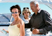 Der M&uuml;nchner M&ouml;belfabrikant Karl Ravinski (Peter Bongartz) wird von einem mallorquinischen Gesch&auml;ftspartner auf die Yacht von dessen Freundin Vera (Ingrid van Bergen, Mitte) eingeladen. Auch die Sekret&auml;rin Cora Talheim (Sonja Kirchberger, links) ist mit von der Bootspartie.