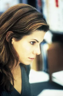 Angela Bennett (Sandra Bullock).