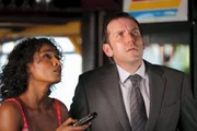Camille (Sara Martins) und DI Richard Poole (Ben Miller) stellen Nachforschungen an.