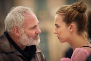 Villanelle (Jodie Comer) muss sich schlechte Nachrichten von ihrem Kontaktmann Konstantin (Kim Bodnia) anhören. Nach ihrem letzten Auftrag haben ihre Arbeitgeber Zweifel an Villanelles psychischer Verfassung. Bis das nicht geklärt ist, bekommt sie keine weiteren Aufträge. Villanelle (Jodie Comer) muss sich schlechte Nachrichten von ihrem Kontaktmann Konstantin (Kim Bodnia) anhören. Nach ihrem letzten Auftrag haben ihre Arbeitgeber Zweifel an Villanelles psychischer Verfassung. Bis das nicht geklärt ist, bekommt sie keine weiteren Aufträge.