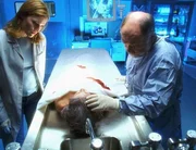 Sara (Jorja Fox) und Doc Robbins (Robert David Hall) sind fassungslos: Die 72-j&auml;hrige Tote, die einen Unfall verursachte, stand unter dem Einfluss von Marihuana!