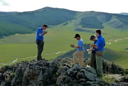 Eine Gruppe von Geologen erforscht die Gesteine des mongolischen Plateaus.