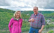 Anna Lena mit Uwe Haxel, einem der fünf Winzer an der Lahn, vor schöner Kulisse mit Kloster Arnstein. Anna Lena mit Uwe Haxel, einem der fünf Winzer an der Lahn, vor schöner Kulisse mit Kloster Arnstein.