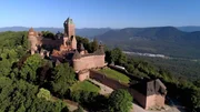 Auf ungefähr 750 Metern Höhe thront die Hohkönigsburg über dem Elsass. Im Laufe ihrer bewegten Geschichte hatte die Anlage, die ursprünglich aus dem 12. Jahrhundert stammt, einflussreiche Besitzer. Auf ungefähr 750 Metern Höhe thront die Hohkönigsburg über dem Elsass. Im Laufe ihrer bewegten Geschichte hatte die Anlage, die ursprünglich aus dem 12. Jahrhundert stammt, einflussreiche Besitzer.