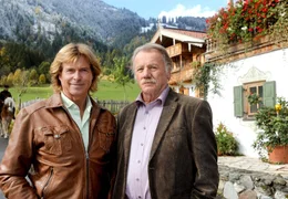 Hansi (Hansi Hinterseer, links) s&ouml;hnt sich endlich mit seinem Vater Johann (Franz Buchrieser) aus.