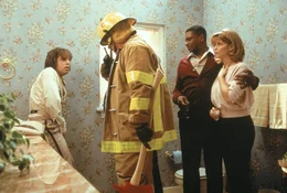 Am Abend des ersten Dates wollte Ted (Ben Stiller, l.) nur noch mal im Haus von Marys Eltern auf Toilette gehen. Doch ein Problem mit dem Rei&szlig;verschluss seiner Hose l&auml;sst den Abend platzen. Marys Vater (Keith David, 2.v.r.) und Marys Mutter (Markie Post, r.) sehen sich gezwungen, den Notruf zu w&auml;hlen ...